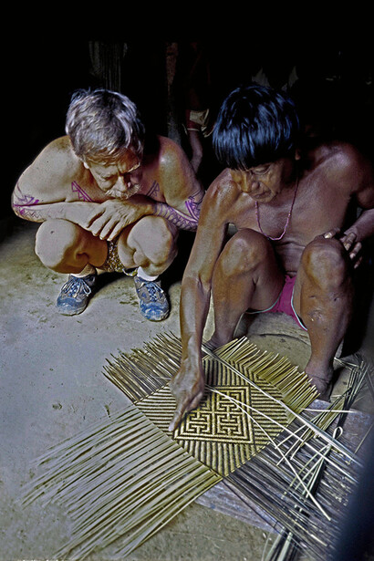 Keni, un gran tejedor Makiritare, mostrando la elaboración del diseño "Mado fedi" ("el hocico del tigre")