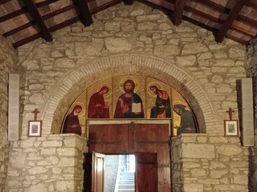 L’architettura dell’eremo conserva il carattere essenziale dei complessi religiosi sorti in contesti appartati, dove gli edifici si integrano direttamente con il paesaggio montano circostante. Sansepolcro, Toscana, Italia