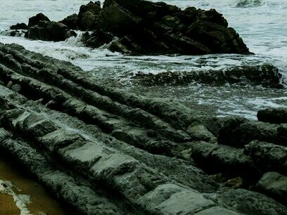 Praia de Barrica, na província da Biscaia, que faz parte da comunidade autônoma do País Basco, no norte da Espanha. Sabrina Otegui nasceu na Argentina, mas seu sobrenome basco — vindo de Tolosa — foi a primeira chave que a aproximou de uma história que ela ainda não sabia que lhe pertencia. “Cresci ouvindo que tínhamos parentes distantes, bascos, mas sem uma ligação real com essa identidade”, diz

