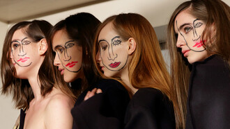 As redes sociais transformaram a moda com novas formas de marketing, tendências dinâmicas e transparência. Descubra como marcas utilizam plataformas como Instagram e TikTok para criar conexões autênticas e impacto global. Foto do artista berlinense Sebastian Bieniek, na Paris Fashion Week 2015, com o tema Doublefaced (duas caras), durante a apresentação da coleção Simon Porte Jacquemus

