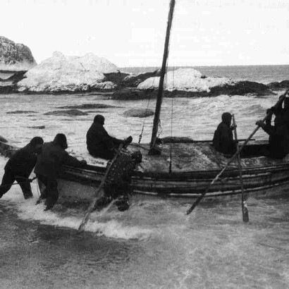 La partenza della James Caird dall'isola Elephant. 24 aprile 1916