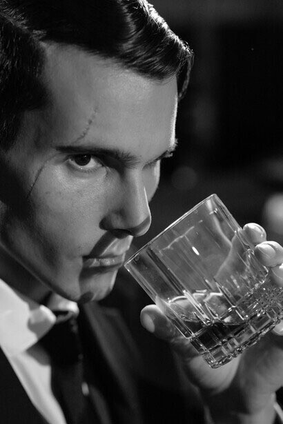 Dejás de estar en su presencia, como si no te importara lo que dice, pensás solo en eso que recordás