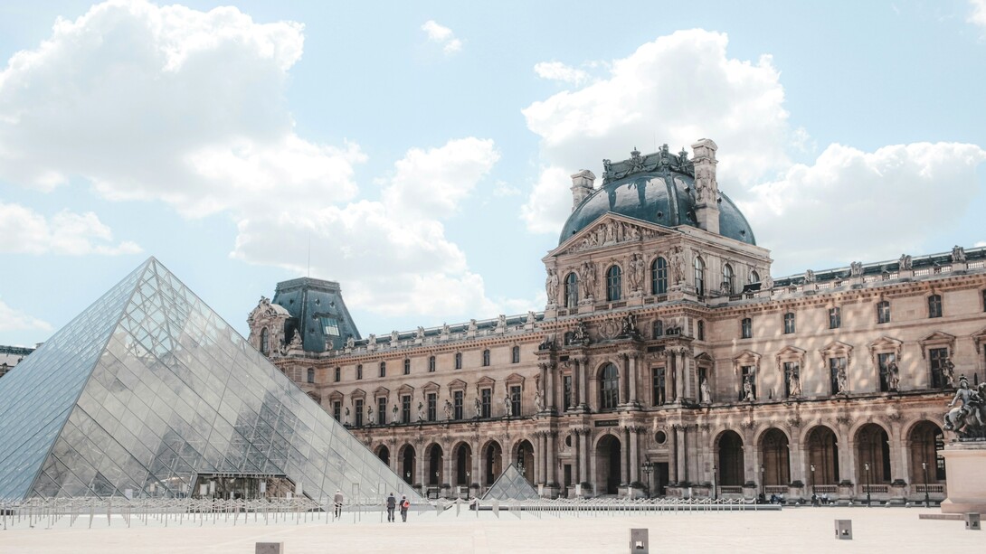 Musée du Louvre, scorcio del cortile principale con la piramide frutto dell'ampliamento degli anni Ottanta, inaugurata nel 1989, Parigi, Francia. Foto di Mathias Reding