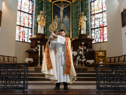 Religioso durante una misa