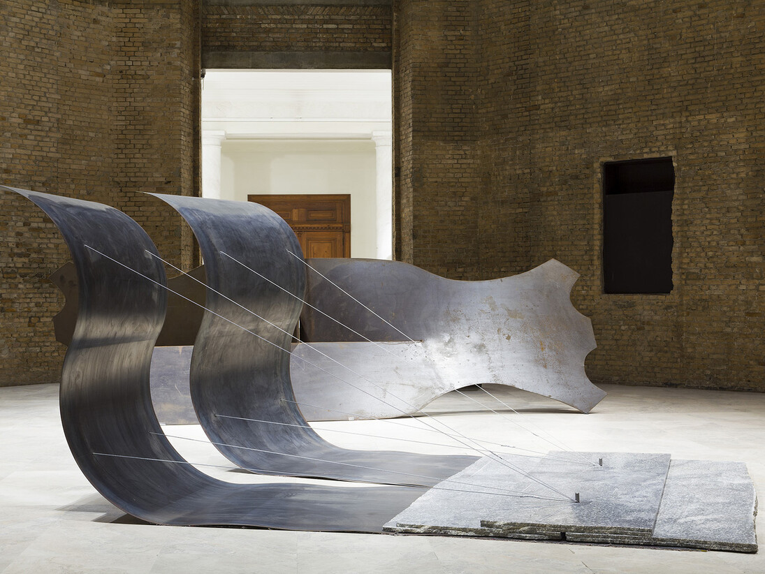 (on the left): politécnica, 2015, steel, iron and granite, 225 x 450 x 370 cm, (on the right):
Duas vênus deitadas, 2015 , steel, lead and copper, 190 x 690 x 450 cm, photo: Isabella Matheus  
