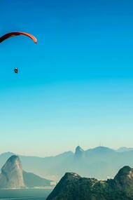 Asa-delta sobrevoa o Rio de Janeiro. O vôo de asa-delta e de parapente é muito seguro. É uma escolha da pessoa após ouvir os instrutores e guias turísticos. Normalmente esses voos têm duração de 10 minutos e ocorrem em dias ensolarados