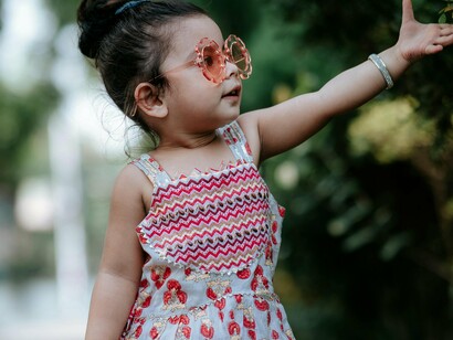 Criança curiosa observa planta. Fazer perguntas faz parte da necessidade da criança em saber as coisas e compreender os fatos. Elas geralmente comparam o novo conhecimento com algo que já vivenciaram (conhecimentos prévios). São exímias em contar estórias, construindo suas próprias narrativas a fim de dar sentido ao que aprenderam






