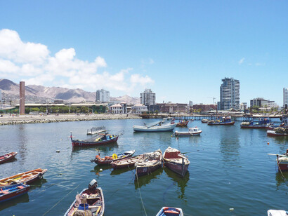 Antofagasta es una ciudad portuaria y la capital regional de una zona minera del desierto de Atacama en el norte de Chile