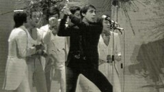 Adriano Celentano si esibisce sul palco del Festival di Sanremo, 1970