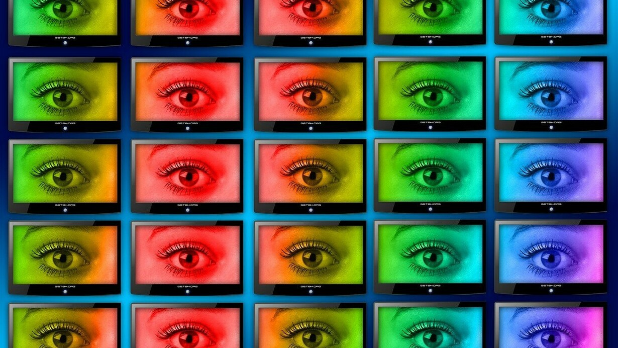 As fronteiras entre indivíduo e sistema se tornam flexíveis, e as tecnologias influenciam nossas decisões, estruturam nosso dia a dia e afetam a forma como percebemos o mundo. A questão central é: por que persistir no controle do progresso tecnológico como se ele estivesse isolado de nós? Pode ser o momento de considerá-la como um processo pós-darwiniano, no qual a seleção acontece entre sistemas híbridos, interconectados e interativos