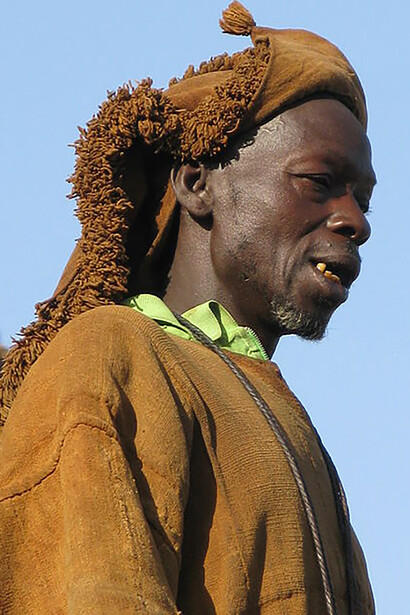 Griot en Afrique occidentale. On retrouve ce respect pour le conteur comme le témoigne la place centrale des diéli (dits griots) dans les cours royales traditionnelles et dans l’organisation de la société