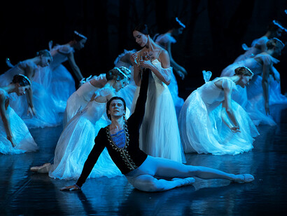 La celebración se interrumpe para recibir a un príncipe y su hija, quien resulta ser la verdadera prometida de Albrecht