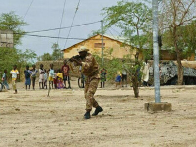 Soldats de l'armée malienne effectuant des exercices à Tombouctou