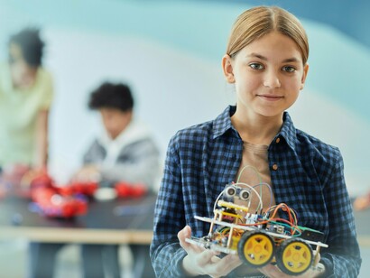 Estudantes trabalham em seu projeto. A aprendizagem baseada em projetos também conecta o aprendizado teórico com a prática, tornando o conhecimento mais relevante e aplicável