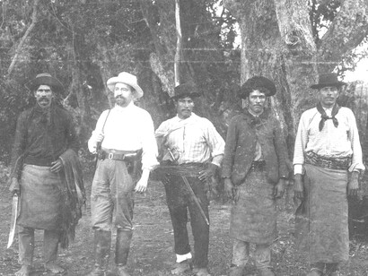 Vicente Blasco Ibáñez con jornaleros indígenas argentinos 