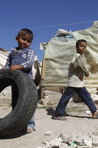 Niños palestinos juegan en un campo de refugiados