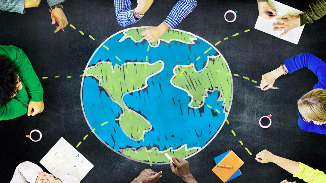 The homogenization process conducted in meetings that are affecting the globe and diluting culture