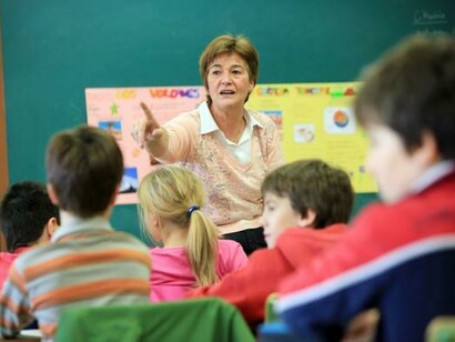 Una profesora da clase a un grupo de niños y niñas