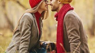 Una pareja besándose en un parque