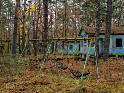 O acidente de Tchernóbil permanece na memória coletiva como um alerta global sobre os perigos da negligência com tecnologias perigosas, com impactos que perduram até os dias atuais. Chernobyl, Ucrânia, acampamento de férias infantil