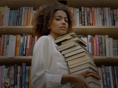 Clarine Jay, Rokia, la ragazza italiana di origine marocchina ha raggiunto il successo con "The Truth Untold". A soli sedici anni, le sue storie su Wattpad raggiungevano oltre 9 milioni di letture