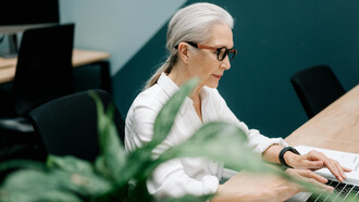 O envelhecimento feminino no Brasil é impactado pelo etarismo, resultando na invisibilização e desvalorização social e profissional de mulheres mais velhas. Para superar esse desafio, é essencial promover inclusão e conscientização sobre a importância da diversidade etária