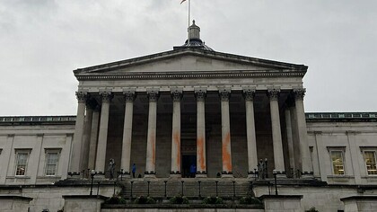 Edifício Wilkins, na Universidade de Londres, após ação do grupo ativista "Just Stop Oil". Desde o seu surgimento, o grupo se tornou um dos grupos mais visíveis e polêmicos no cenário ativista, em grande parte por conta da natureza disruptiva de suas ações
