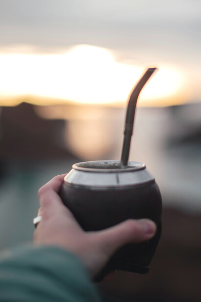 Desde las selvas guaraníes hasta las avenidas porteñas, el mate ha viajado siglos conservando su esencia de hospitalidad y comunidad