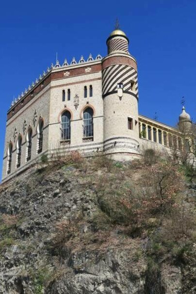 Veduta del castello dal basso, Rocchetta Mattei, Grizzana Morandi (BO), Italia