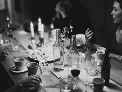 En torno a una mesa nos volvemos manada, brindamos por la salud y en cada bocado palpitamos el placer de la existencia