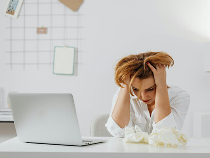 La sobrecarga de trabajo (materia) se transforma en energía negativa, como estrés, reduciendo la productividad y el equilibrio emocional (ley de la desintegración)