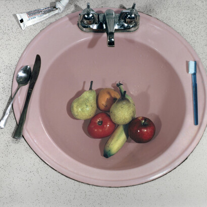 Sandy Skoglund, Pink Sink, from the series Reflections in a Mobile Home, 1977, Courtesy of galleria Paci contemporary (Brescia, IT)