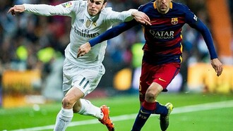 Sergio Busquets (F.C. Barcelona) y Gareth Bale (Real Madrid) disputan un balón