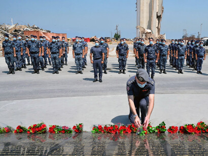 Fuerzas de Seguridad Interna libanesas colocan flores frente a un monumento en memoria de las víctimas de la explosión en el puerto de Beirut, Líbano