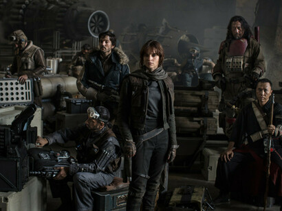 Jyn Erso (Felicity Jones), con el capitán Cassian Andor (Diego Luna) y el resto de su equipo