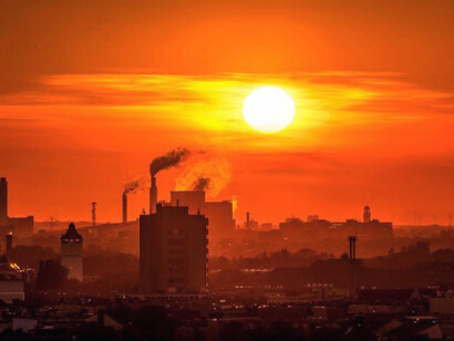 Los términos calentamiento global y cambio climático a menudo se usan indistintamente, pero el primero es el incremento global en las temperaturas de superficie causado predominantemente por actividades humanas