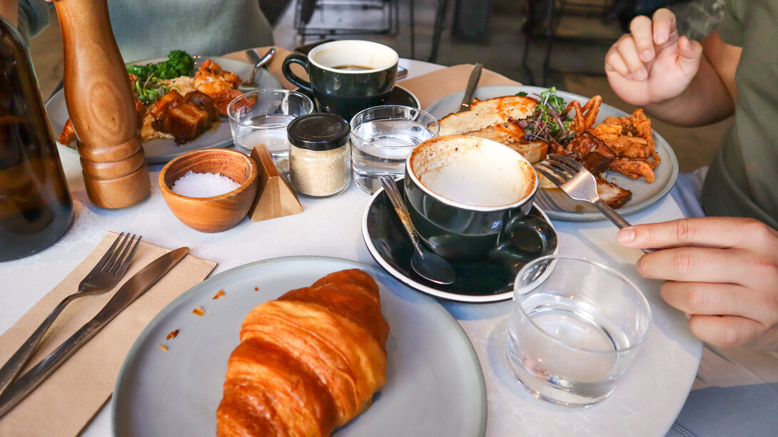 Mesa com comidas de um brunch