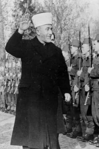 Amin Al Husseini junto a los SS voluntarios bosnios, noviembre de 1943