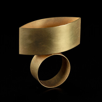 « Catoptric Ring », Otto Künzli (*1948). Bague dessinée en 1988 et réalisée en 1992. Or et miroir
Catoptric désigne en grec ancien le miroir. Le miroir intégré dans la bague reflète l’œil de la personne qui la porte, lorsqu’elle l’observe. Otto Künzli est connu pour sa conception de bijoux qui s’inspirent souvent, dans une forme cryptée, à des thématiques sociales ou politiques.

Copyright: Musée national suisse