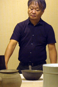 Naoto Fukasawa selecting exhibits (Film: Noriaki Okamoto) 