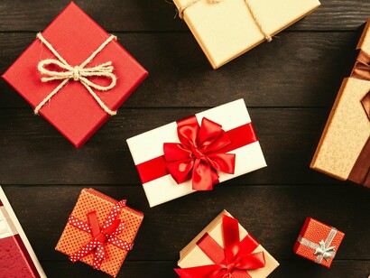 Outra coisa que me irrita no Natal são as decorações, não as decorações em si, mas o timing em que são colocadas – ao longo dos anos tenho-me vindo a aperceber que as decorações são colocadas cada vez mais cedo. Por exemplo, em 2024 no dia de Halloween vi um centro comercial com decorações da Natal e de Halloween, quando faltava ainda um mês para o Natal!