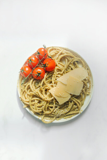 Piatto di pasta con del pesto. L’introduzione di alimenti dannosi non consoni alle nostre abitudini alimentari causa un serio danno non solo alla salute, ma anche alla nostra cultura