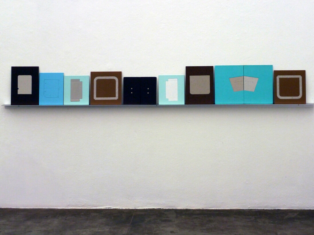 Odires, Mlászho, Archibabas: Babas Geométricas, Arquibaba III, 2015, marcação e esfoliação com faca gráfica sobre capas de livros, 32 x 250 x 7,5 cm