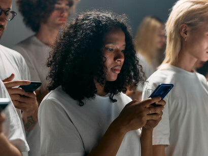 Representación la conducta de la gente adicta a sus celulares