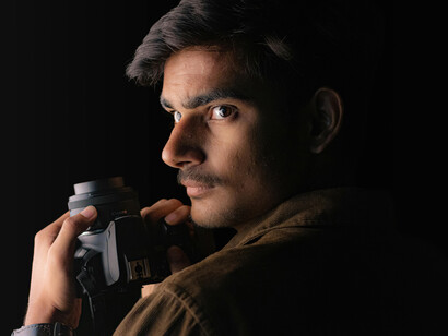 Reflexões de Roberto Nascimento sobre como a arte, a ciência e a filosofia dialogam no entendimento do real. Imagem ilustrativa de um fotógrafo em seu ofício