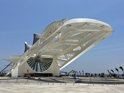O Museu do Amanhã, em Porto Maravilha, Rio de Janeiro, destaca-se por sua proposta pedagógica ao unir ciência e arte como campo de conscientização para os acontecimentos futuros