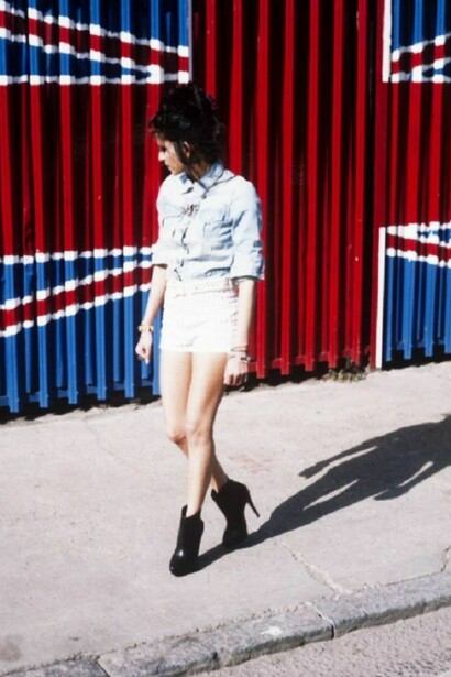 DJ Kayper in front of the symbol of UK