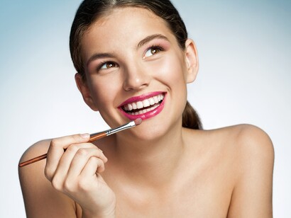 Mujer maquillándose