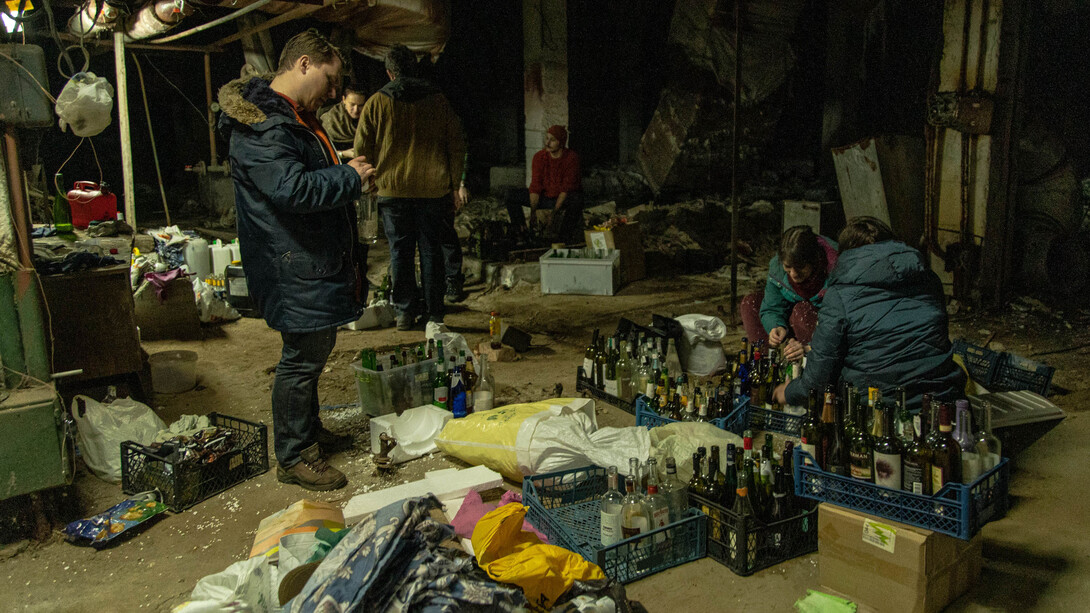 Un grupo de civiles de Kiev se reúne en un sótano del centro de la ciudad para fabricar cócteles molotov que se utilizarán contra las tropas rusas en Kiev, Ucrania, el 25 de febrero de 2022