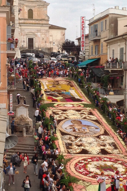 Genzano, Italia. Tapiz de flores con motivo de la Infiorata